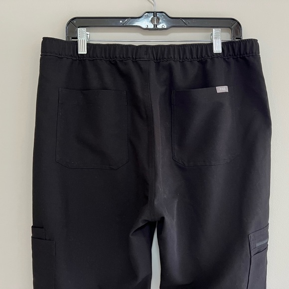 FIGS Men's Cairo Cargo Scrub Pants in Black, Large/Short - Picture 6 of 10